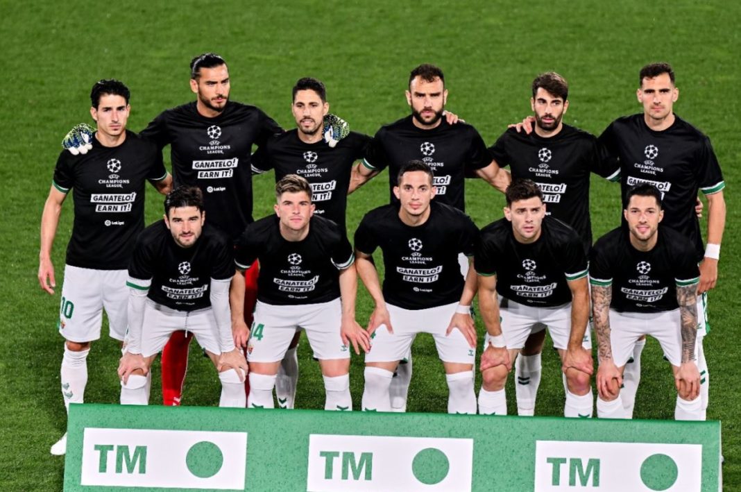 Los jugadores del Elche posan con la camiseta contra la Superliga europea