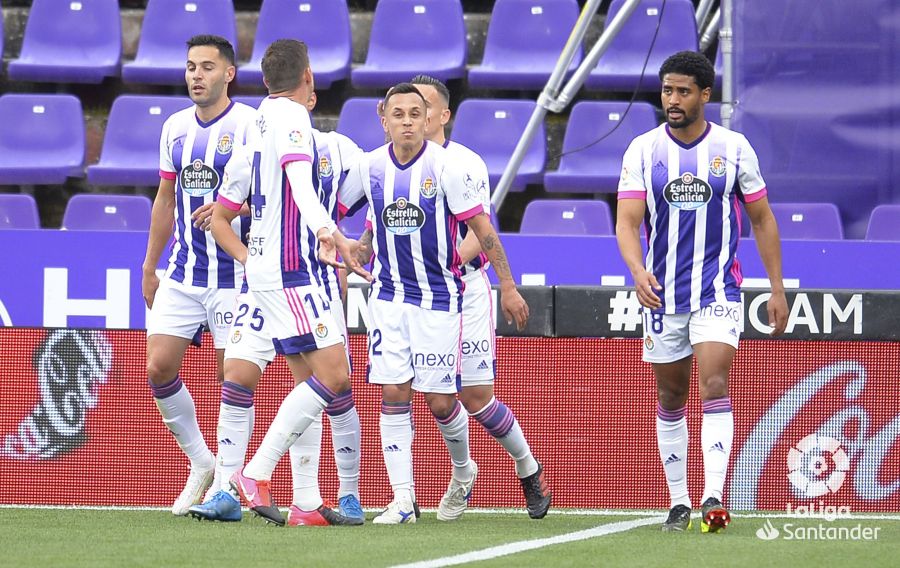 El Real Valladolid celebra el gol de Orellana frente al Granada