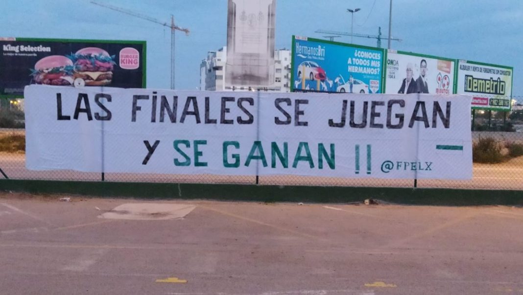 Pancarta de ánimo de la Federación de Peñas del Elche antes de la 'final' ante el Real Valladolid