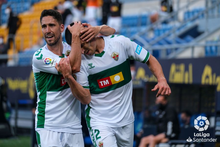 Fidel y Diego González celebran el gol del central en el Cádiz - Elche