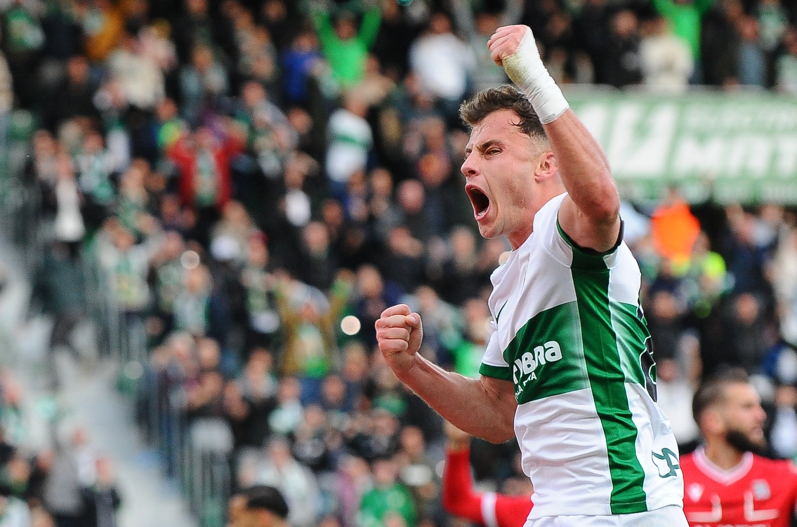 El Elche remonta al Cartagena y se mete en puestos de ascenso directo