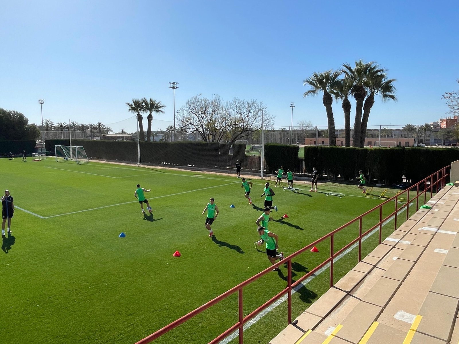 El Elche entrena con novedades de cara al duelo frente al Huesca