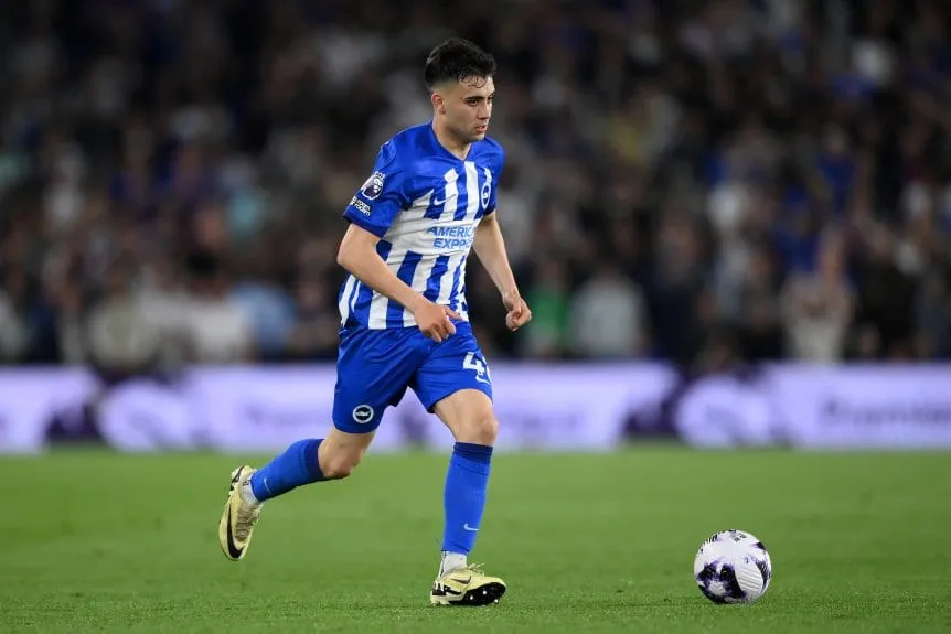 Facundo Buonanotte durante un partido con el Brighton & Hove Albion 